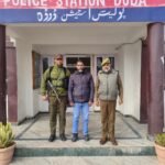 ڈوڈہ پولیسَن کٔر 19 ؤرۍ یَن تام گِرِفتٲری نِش بچَن وول اکھ فرار نفر گِرِفتار