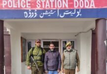 ڈوڈہ پولیسَن کٔر 19 ؤرۍ یَن تام گِرِفتٲری نِش بچَن وول اکھ فرار نفر گِرِفتار