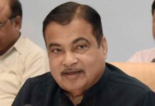 جان سامری یِم حٲدثَن منٛز مُتٲثِریٖنَن مَدد چھِ کران تِمَن مِلَن 25,000 رۄپیہِ انعام: نِتِن گڈکری