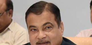 جان سامری یِم حٲدثَن منٛز مُتٲثِریٖنَن مَدد چھِ کران تِمَن مِلَن 25,000 رۄپیہِ انعام: نِتِن گڈکری